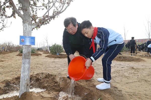春季义务植树活动在郑州举行 楼阳生王凯孔昌生参加